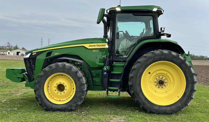 
								2022 JOHN DEERE 8R 250 full									
