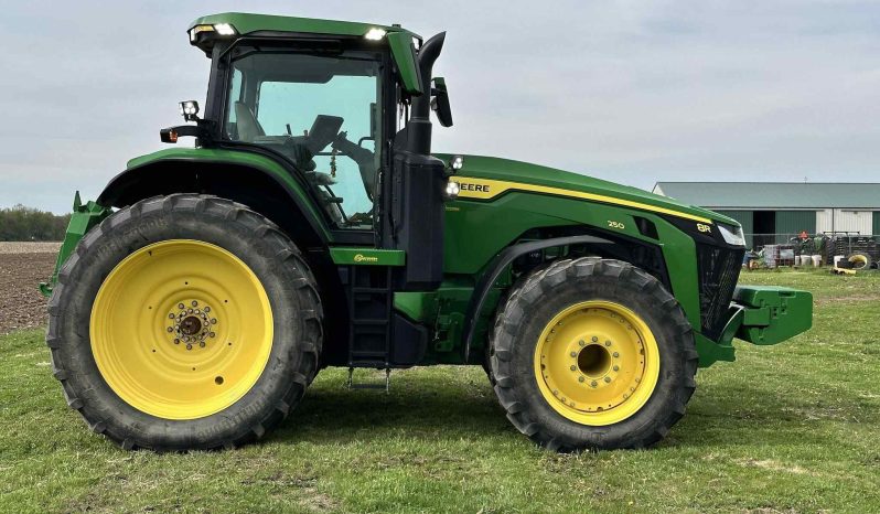 
								2022 JOHN DEERE 8R 250 full									